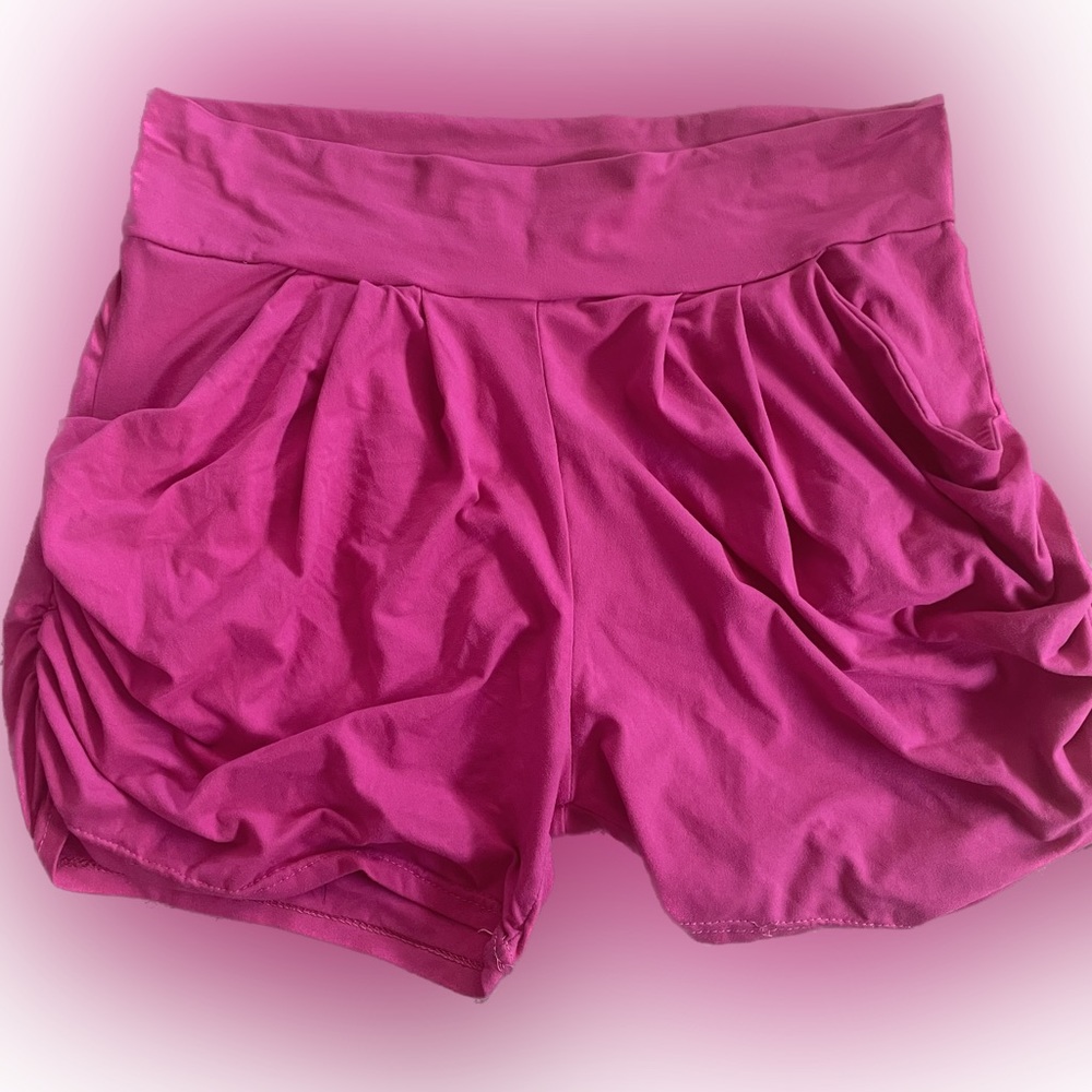 Cutest side rouched shorts with pockets! LARGE
